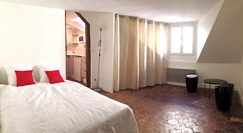 Appartamento Place Du Marche St Honore Parigi